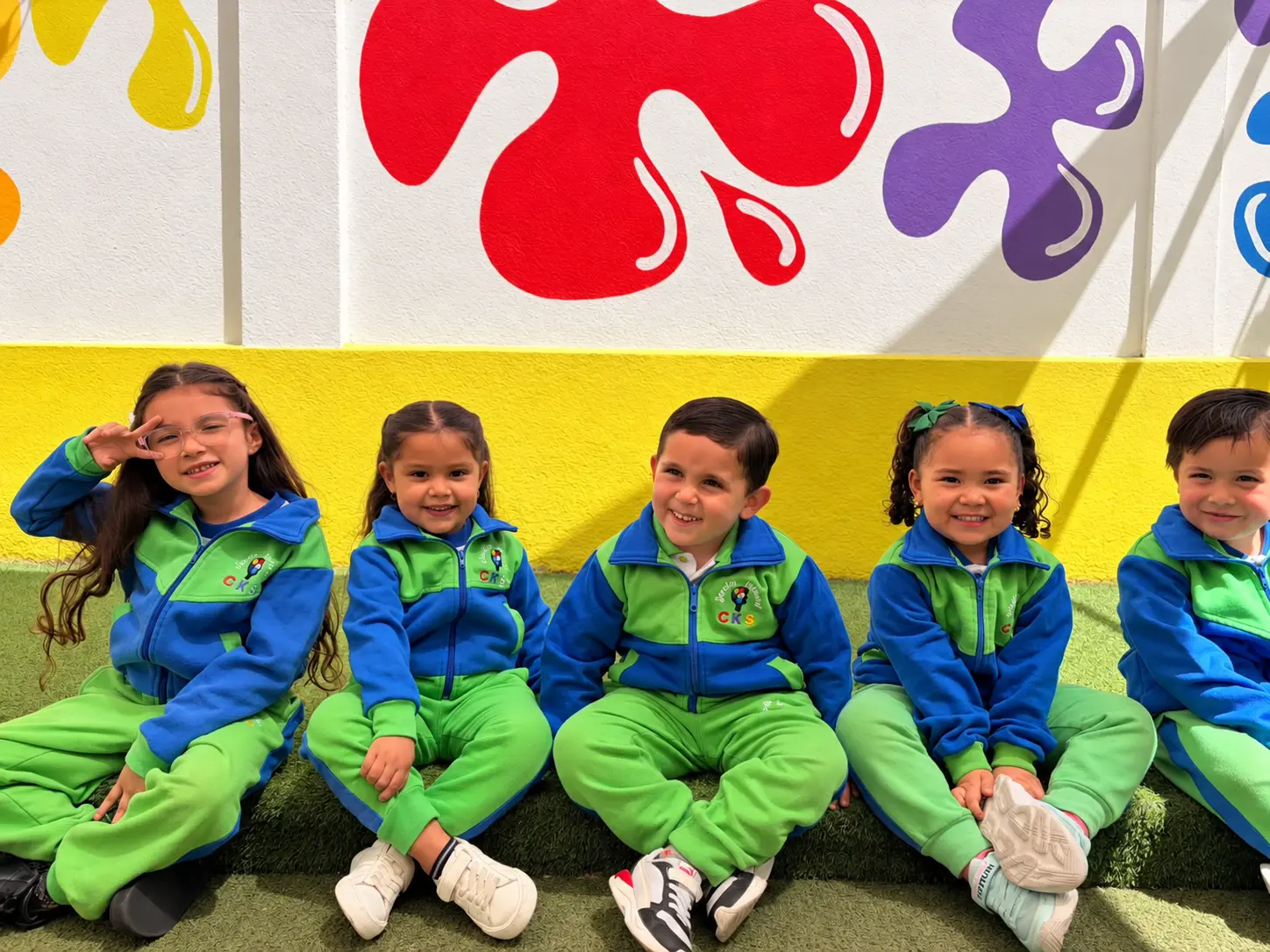 Sonrisas y amistad en el patio del Jardín Infantil CKS