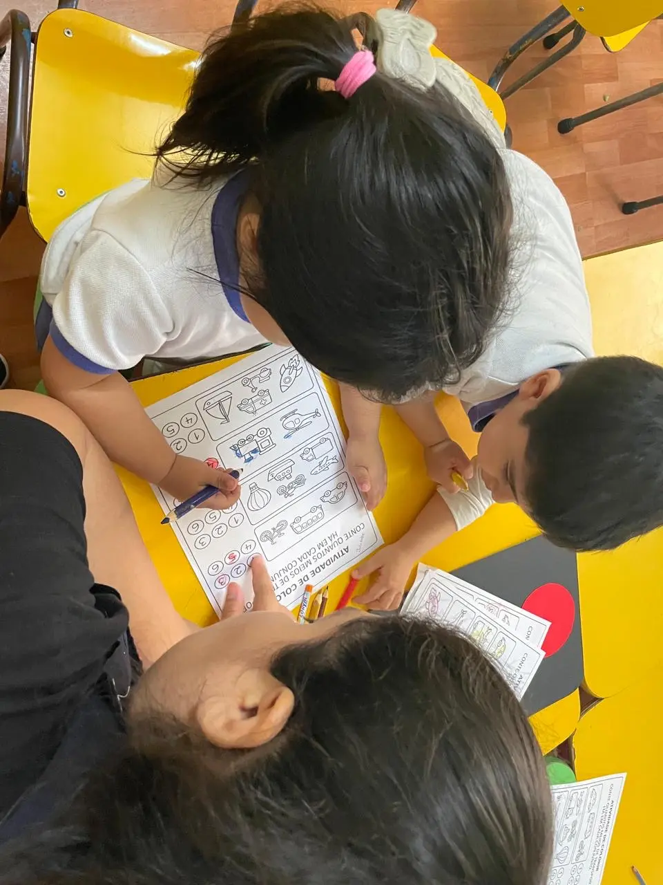 Actividad de aprendizaje y conteo con acompañamiento en el Jardín CKS