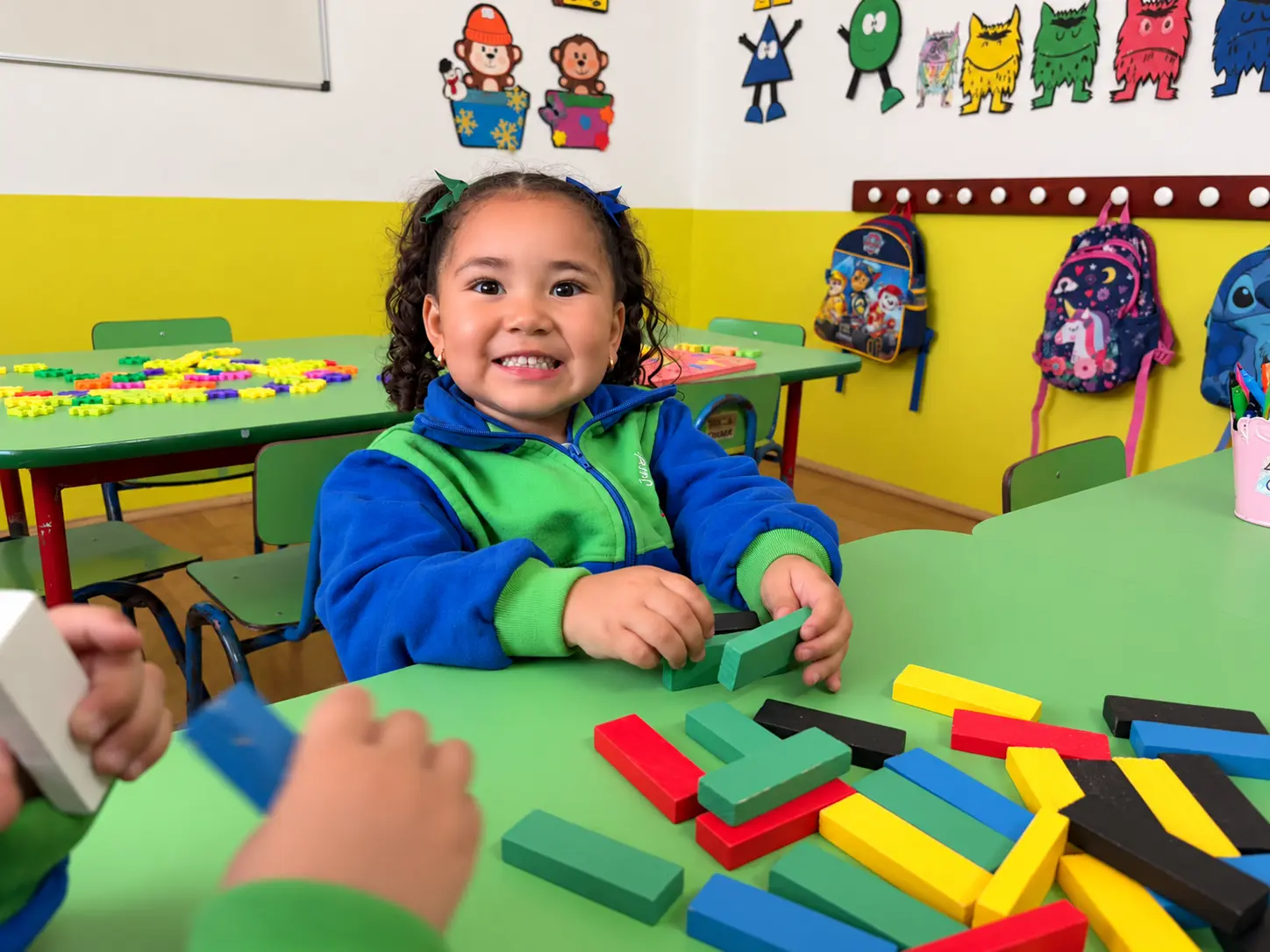 Jugando y construyendo con bloques de colores en la sala del Jardín CKS