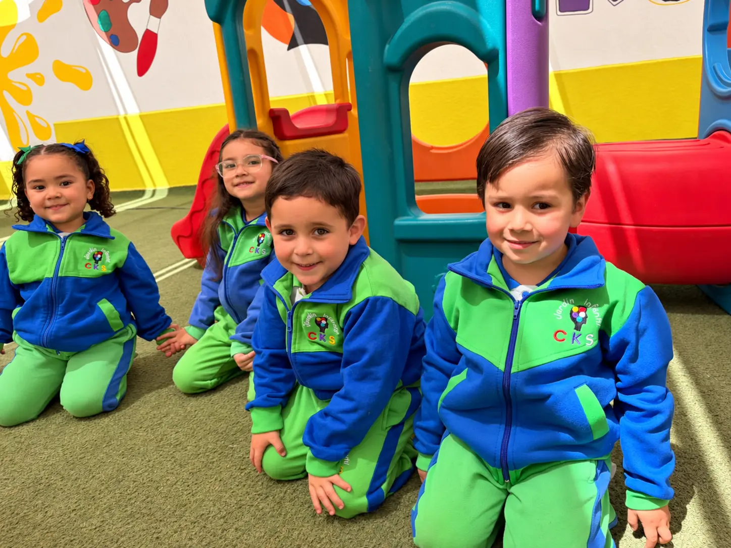 Niños del Jardín CKS compartiendo los juegos al aire libre