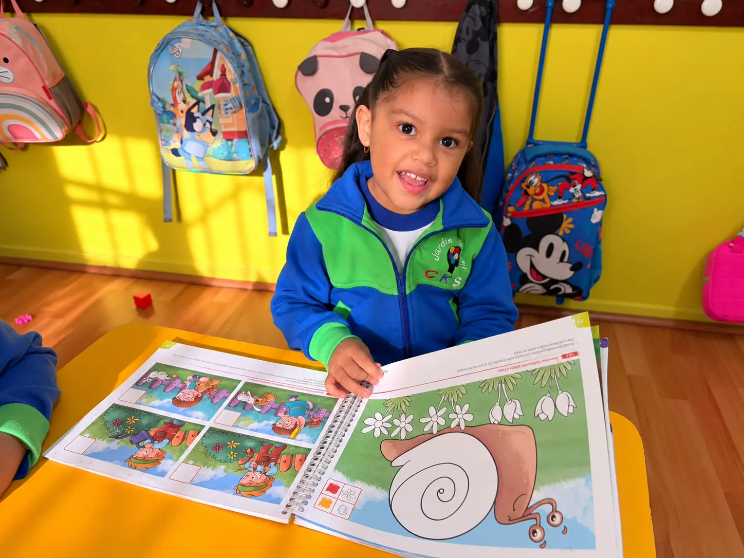 Niña del Jardín CKS disfrutando su libro de actividades