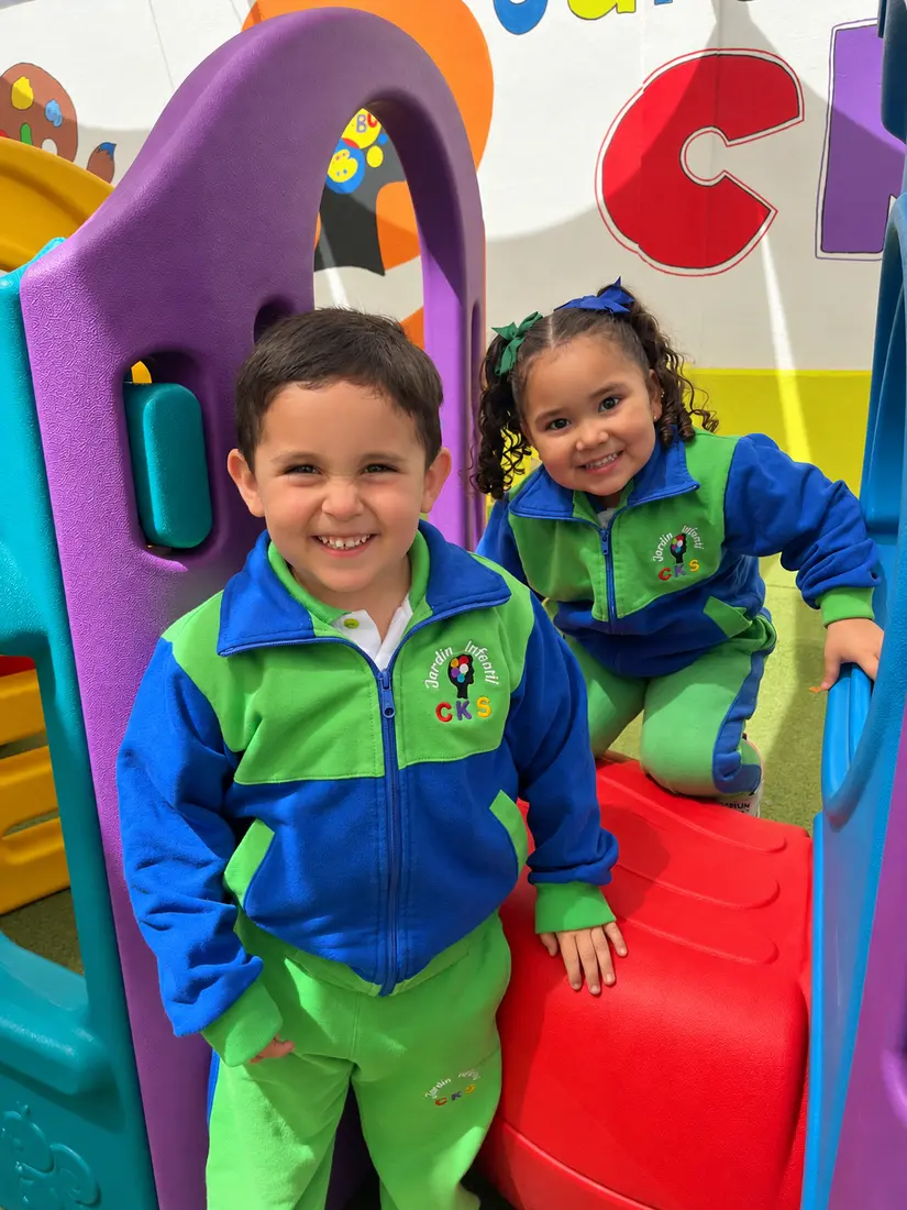 Niños del Jardín Infantil CKS compartiendo los juegos al aire libre