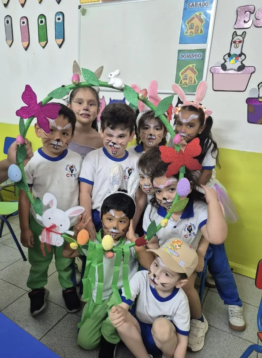 Niños de Transición Mayor participan juntos en una actividad con disfraces de conejos